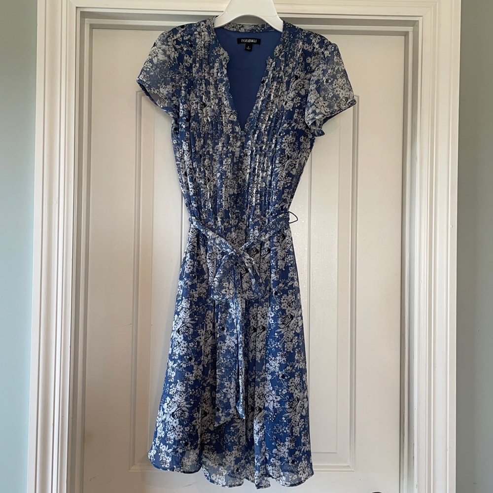 Pretty Floral Blue Roz & Ali Dress Size 4 Feminine
